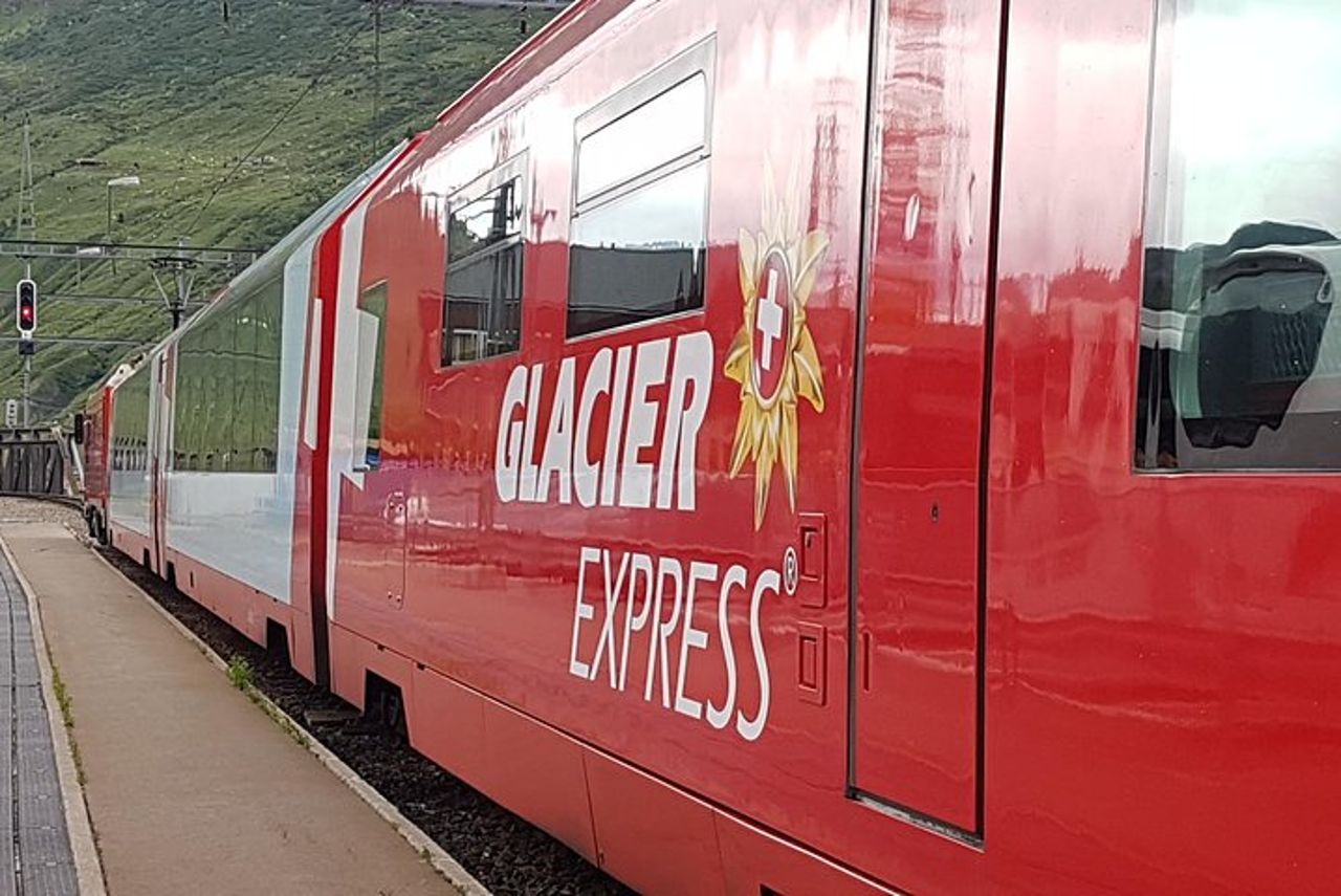 Treno panoramico Glacier Express Andata e ritorno in un giorno Tour privato da Basilea — 6