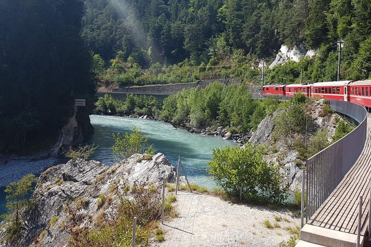 Treno panoramico Glacier Express Andata e ritorno in un giorno Tour privato da Basilea — 9
