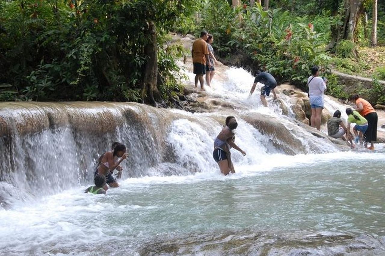 Escursione privata a Blue Hole e Dunns River Shore di un'intera giornata da Falmouth — 2