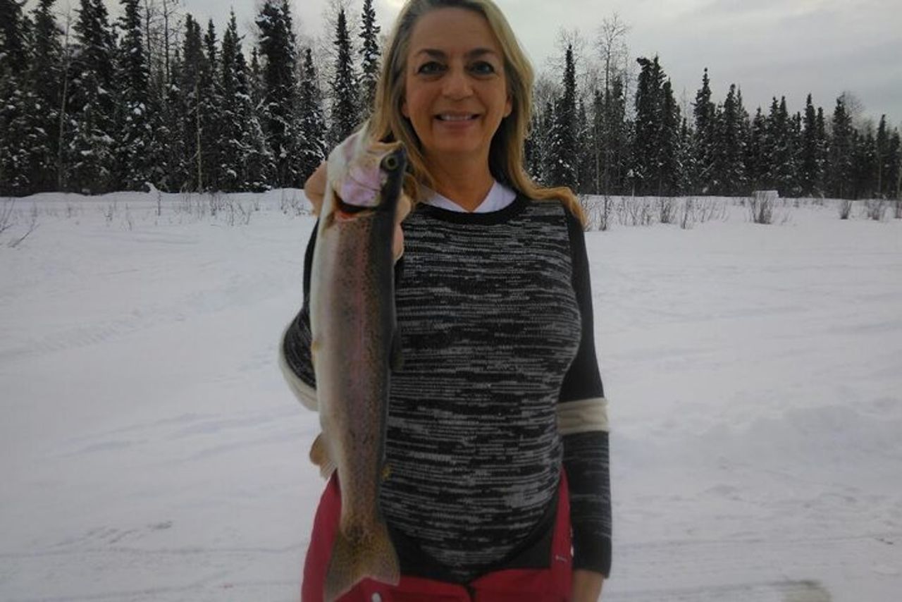 Spedizione di pesca sul ghiaccio a Fairbanks in una cabina riscaldata con grigliata di pesce — 2