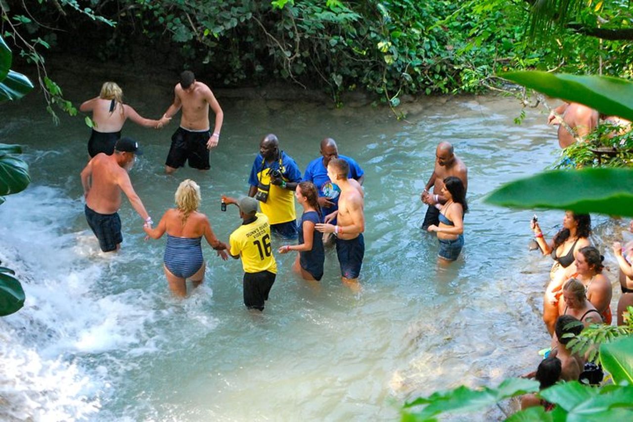 Falmouth Shore Excursion: Dunn's River Falls Express e Souvenir Shopping — 3