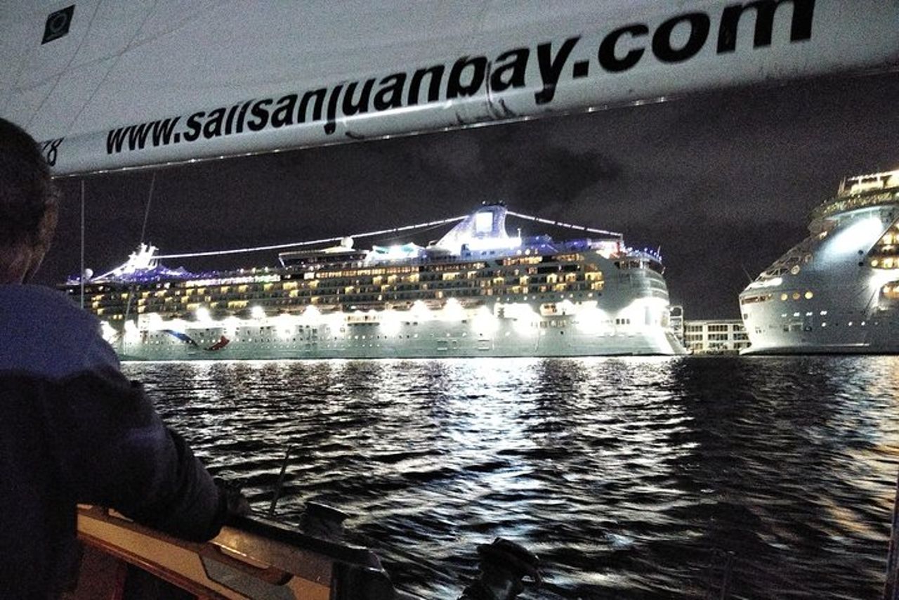 Tour storico in barca a vela al tramonto nella baia di San Juan — 9