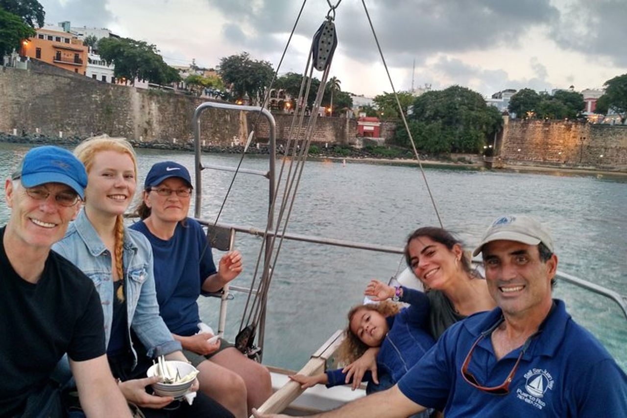 Tour storico in barca a vela al tramonto nella baia di San Juan — 6