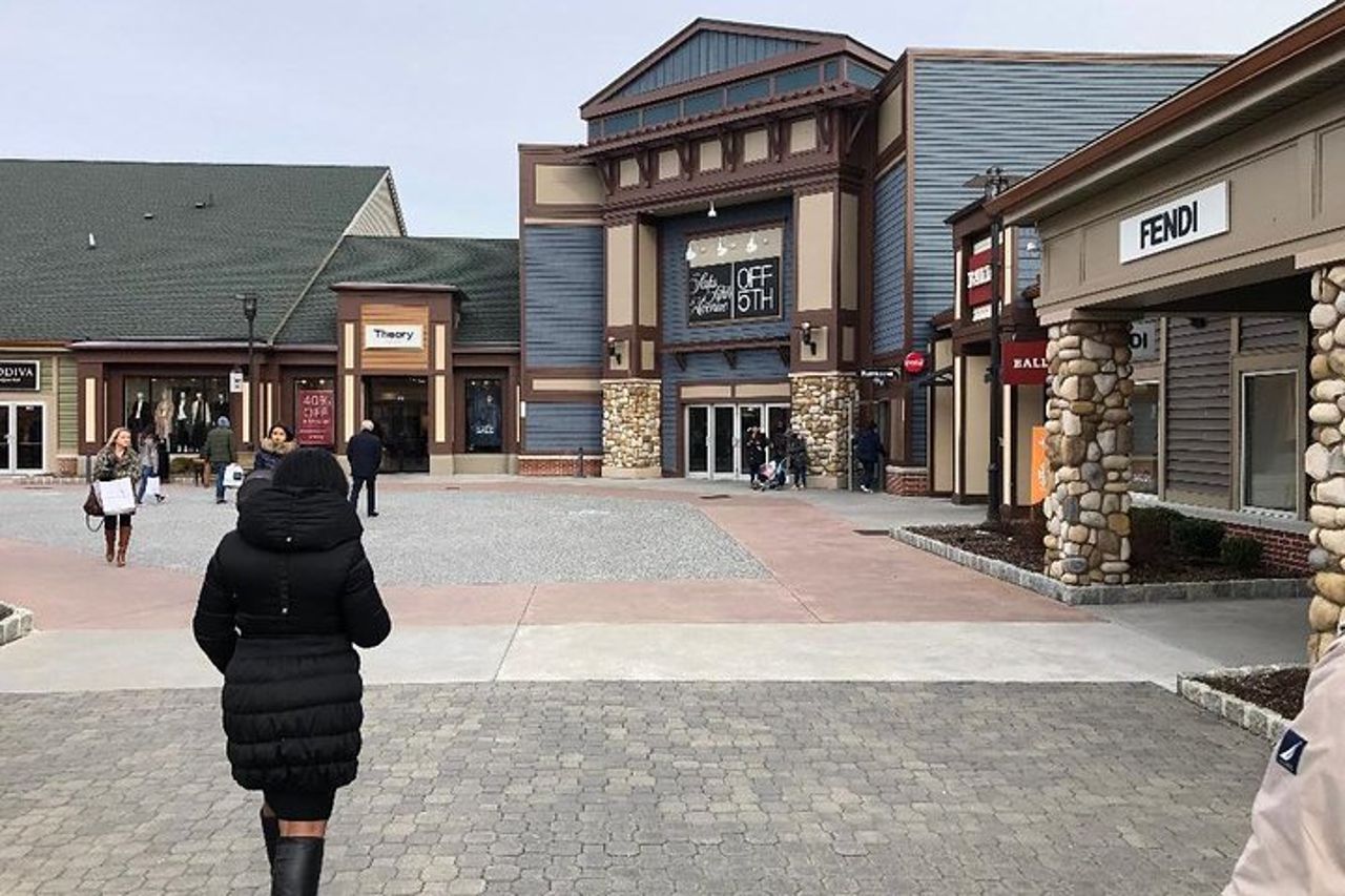 Woodbury Common Premium Outlet Shopping Gita di un giorno privato in SUV da New York — 5