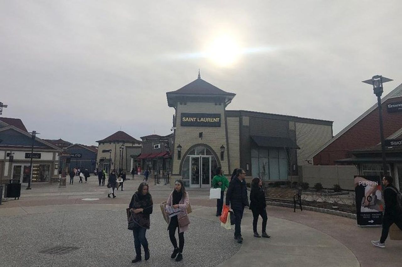 Woodbury Common Premium Outlet Shopping Gita di un giorno privato in SUV da New York — 9