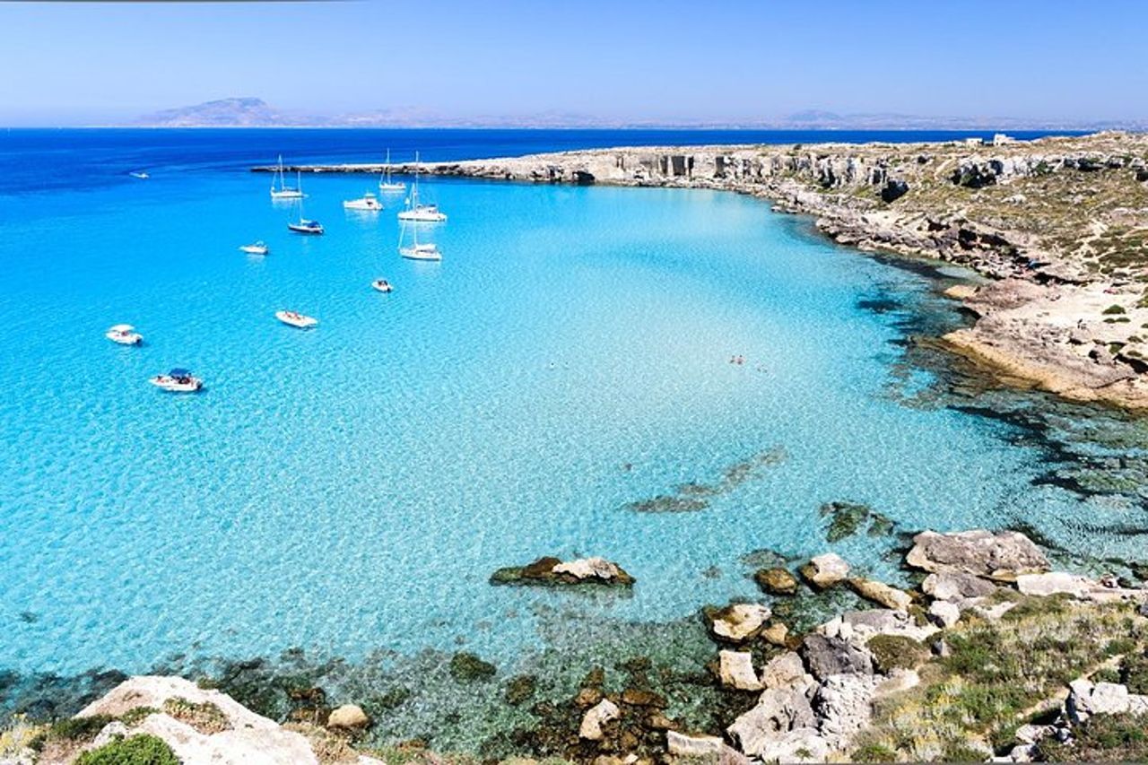 Tour in barca a vela delle Egadi a Favignana e Levanzo da Trapani — 6