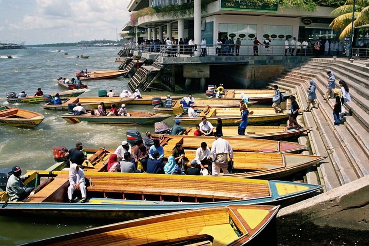 Tour della città di Mezza Giornata del Brunei con Royal Regalia e Sultan Omar Ali Saifuddin Mosque — 6