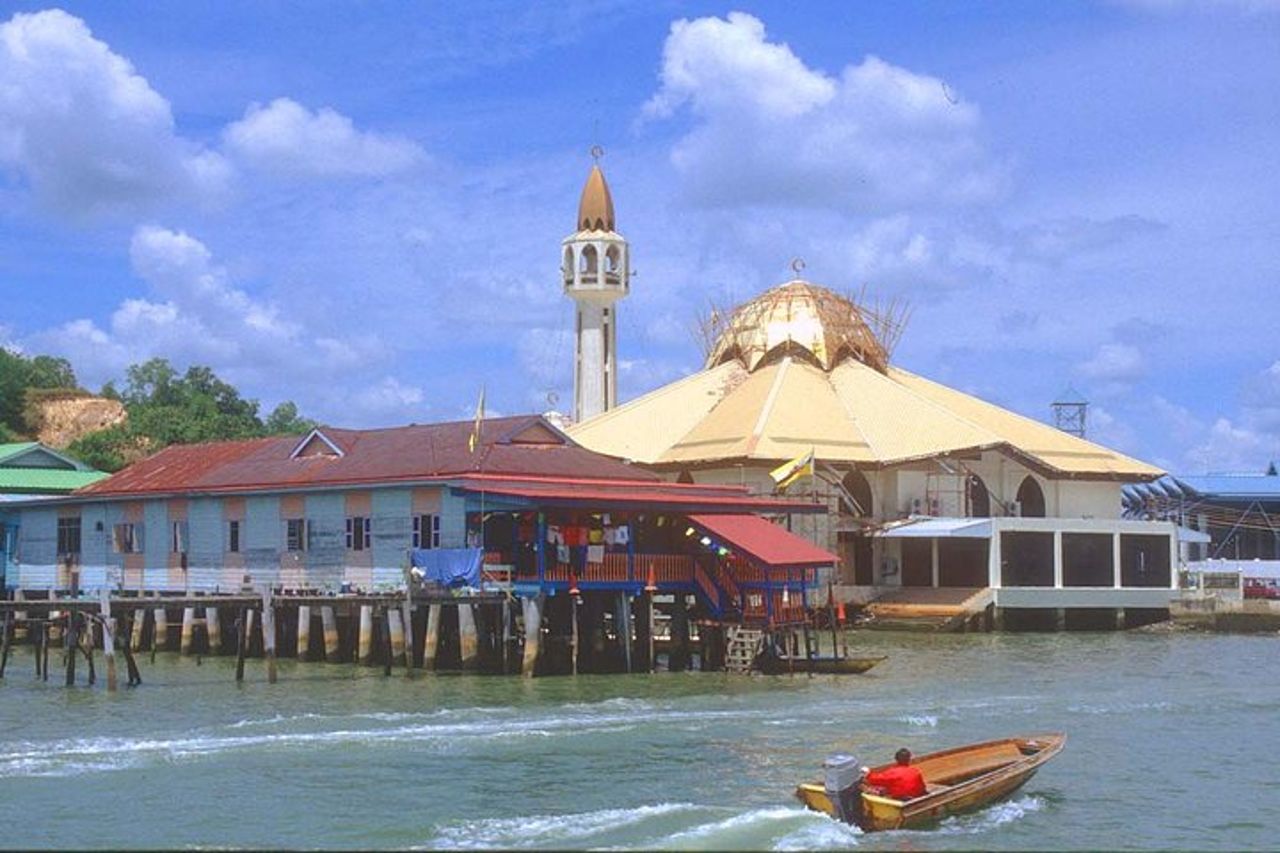 Tour della città di Mezza Giornata del Brunei con Royal Regalia e Sultan Omar Ali Saifuddin Mosque — 4