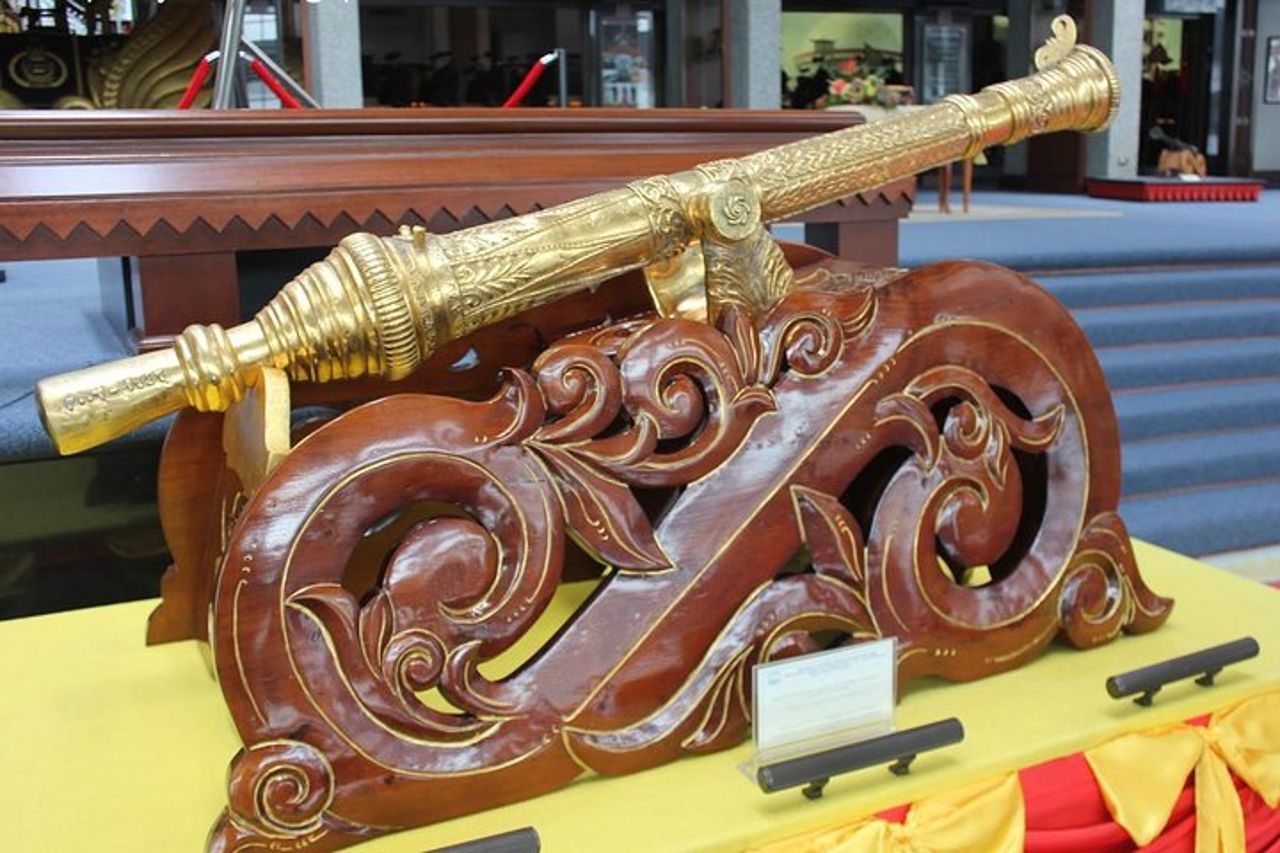 Tour della città di Mezza Giornata del Brunei con Royal Regalia e Sultan Omar Ali Saifuddin Mosque — 5