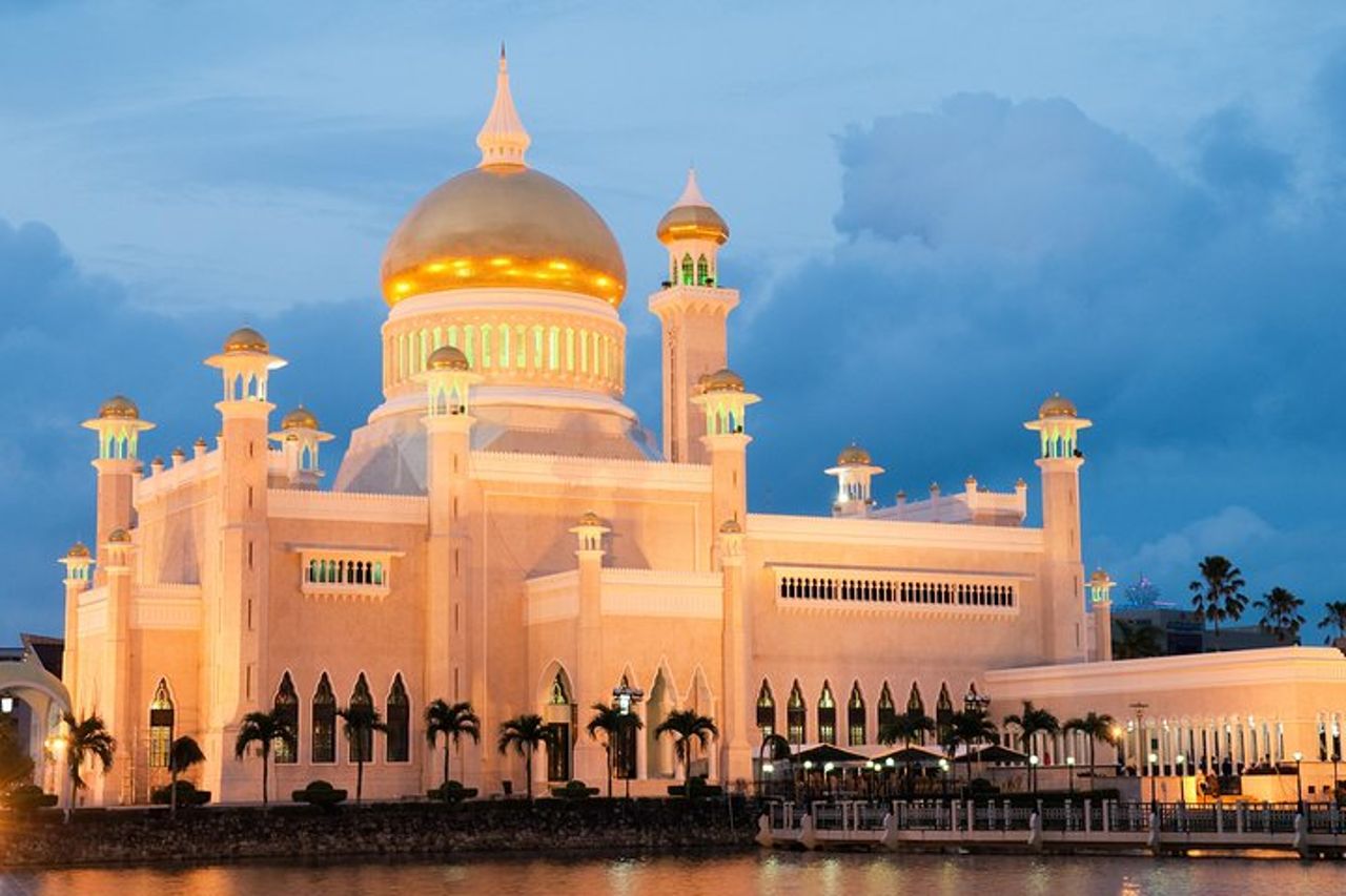 Tour della città di Mezza Giornata del Brunei con Royal Regalia e Sultan Omar Ali Saifuddin Mosque — 7
