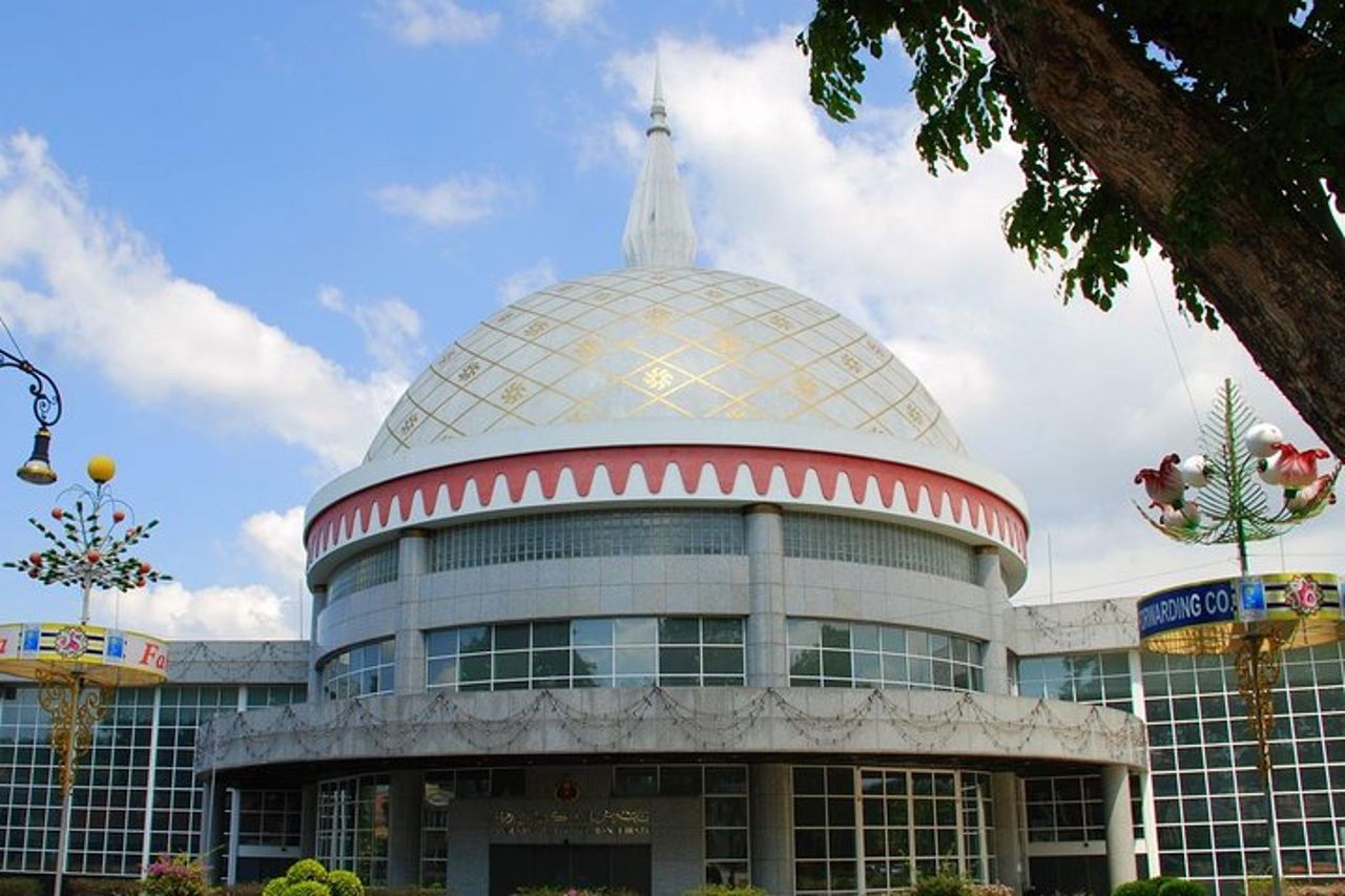 Tour della città di Mezza Giornata del Brunei con Royal Regalia, Istana Nurul Iman e Kampung Ayer — 7
