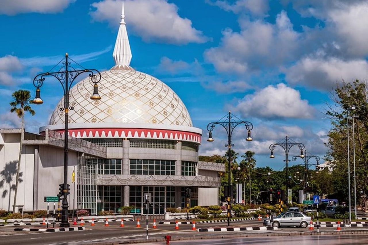 Tour della città di Mezza Giornata del Brunei con Royal Regalia, Istana Nurul Iman e Kampung Ayer — 9