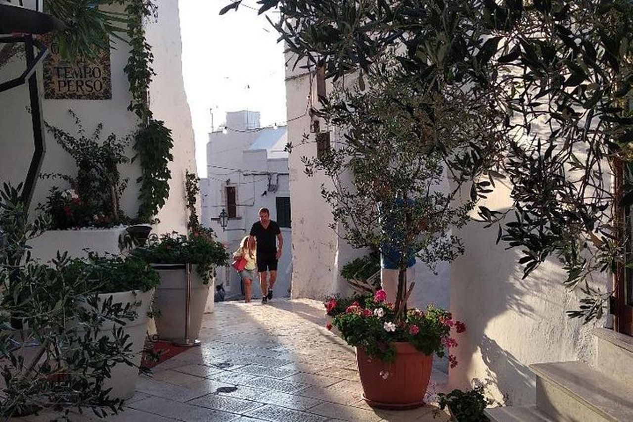 Tour privato a Ostuni: tra gli scorci panoramici della città bianca — 2