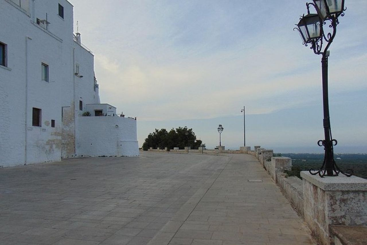 Tour privato a Ostuni: tra gli scorci panoramici della città bianca — 6