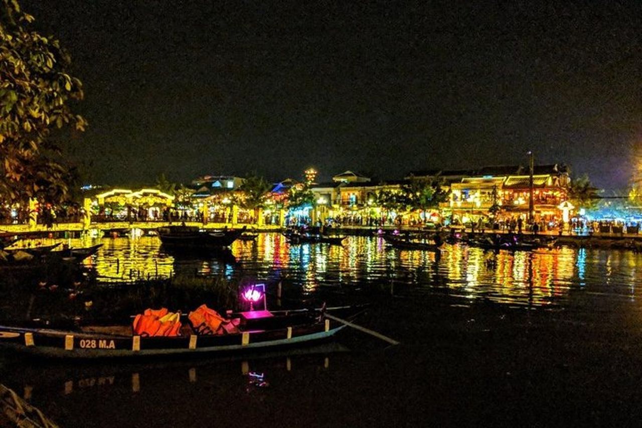 Hoi An Night Market con Hoi un tour a piedi, lanterne colorate, giro in barca — 5