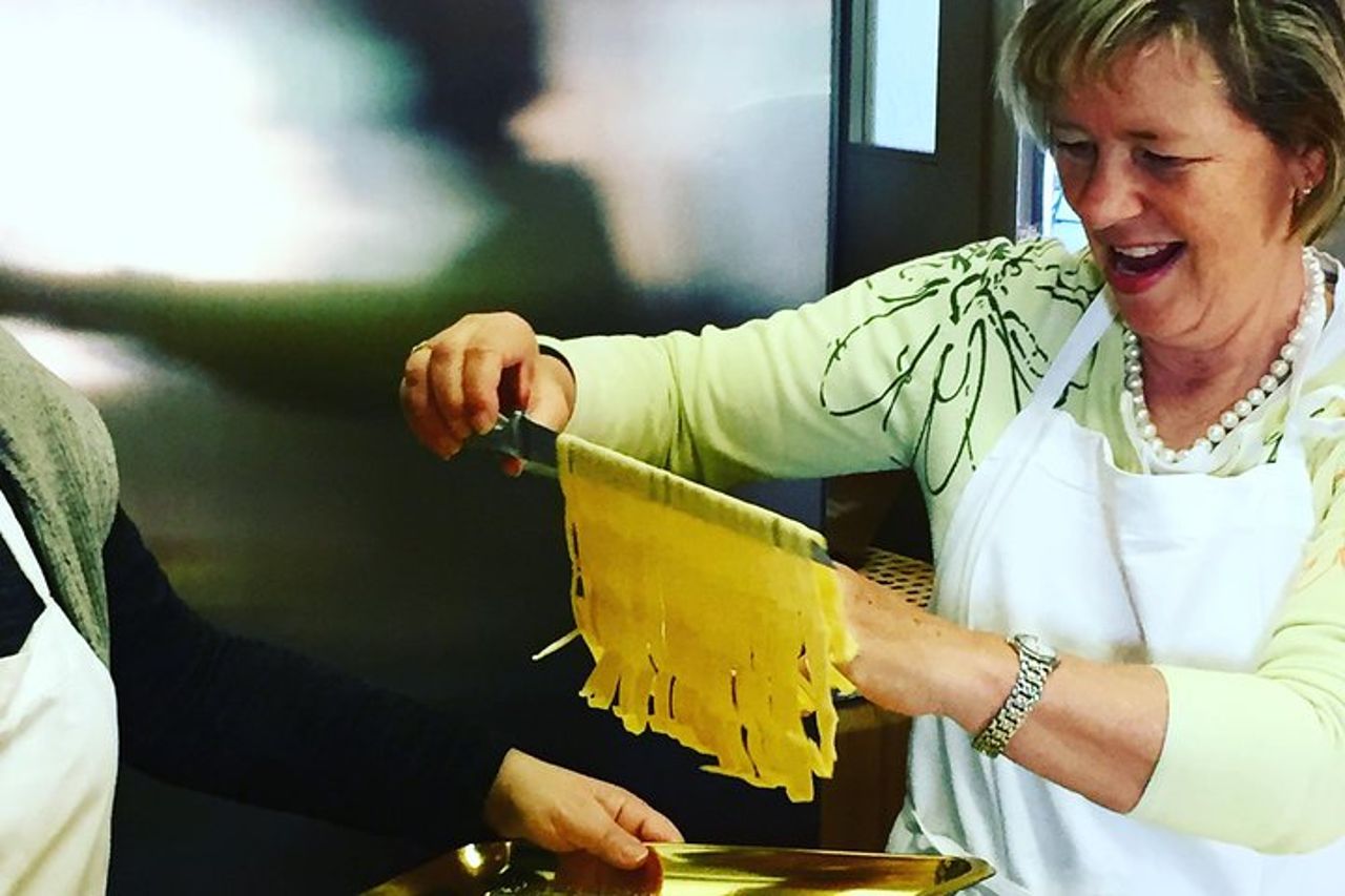 Corso di cucina pratico in una cucina esclusiva a Cortona — 6