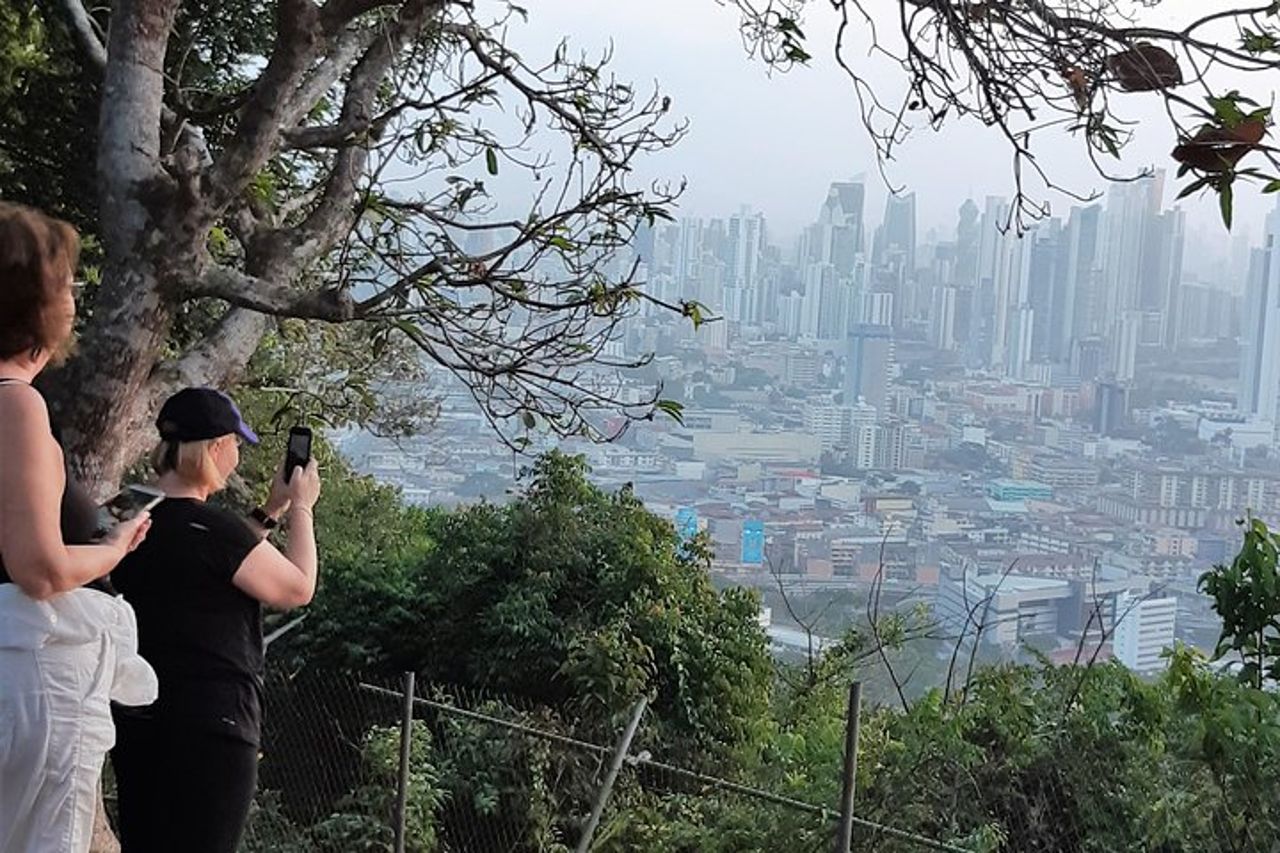 Tour a piedi di Ancon Hill: bradipi, fauna selvatica e viste sulla città di Panama — 6