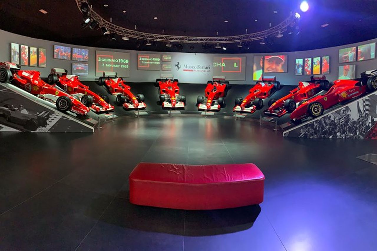 Esperienza di un'intera giornata al Ferrari Vip Tour - 2 test drive inclusi — 2