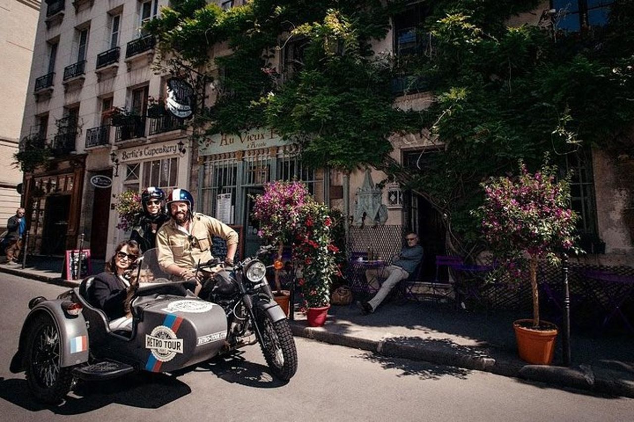 Esclusivo tour vintage di un'intera giornata a Parigi e Versailles su un sidecar — 3