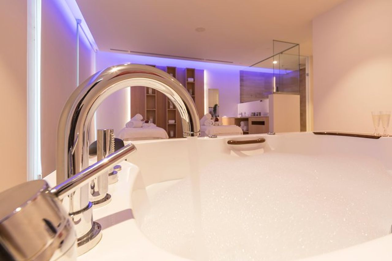 Romantico massaggio di coppia + ingresso SPA e jacuzzi privata con cava
