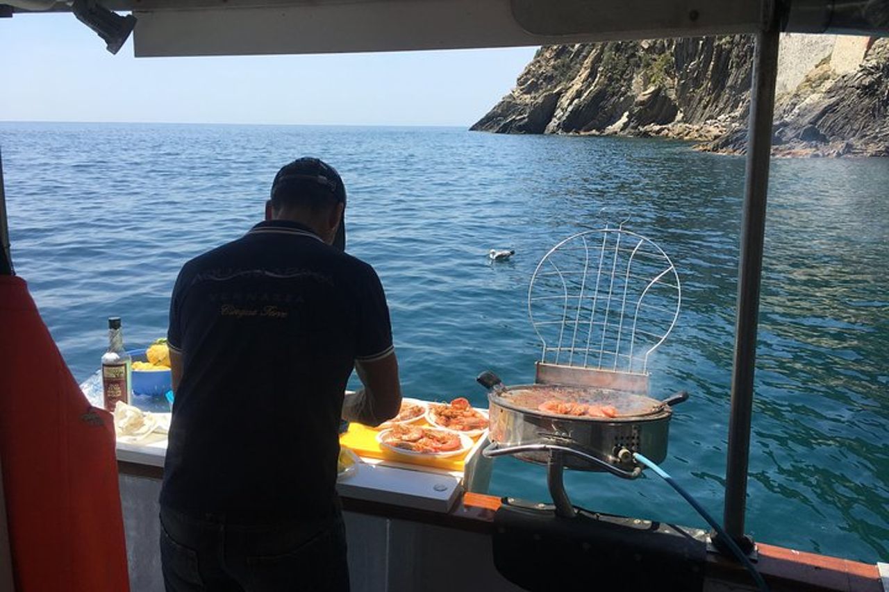 Tour delle Cinque Terre in barca con pranzo — 8