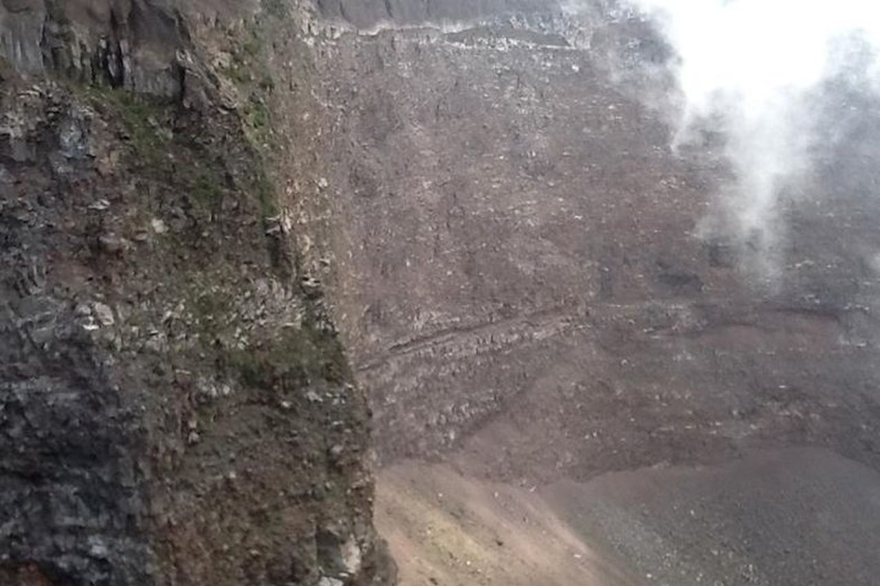 Trasferimento da Napoli a Positano con una fermata di 2 ore al Vesuvio (1-8 PAX)