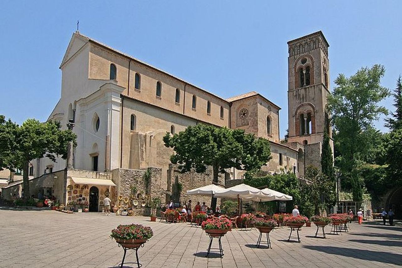 Trasferimento da Napoli a Ravello con una fermata di 2 ore a Pompei (1-8 PAX)