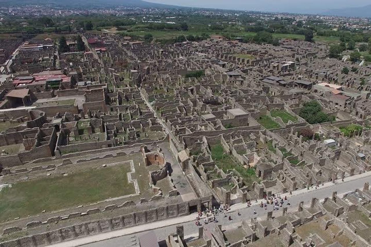 Trasferimento da Napoli a Ravello con una fermata di 2 ore a Pompei (1-8 PAX) — 2
