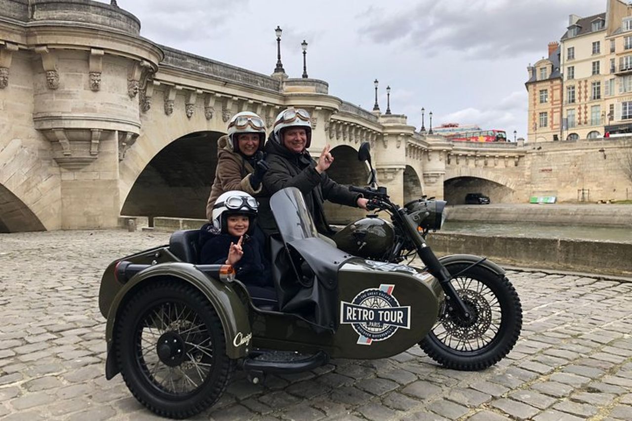 Esclusivo tour vintage di un'intera giornata a Parigi e Versailles su un sidecar — 7