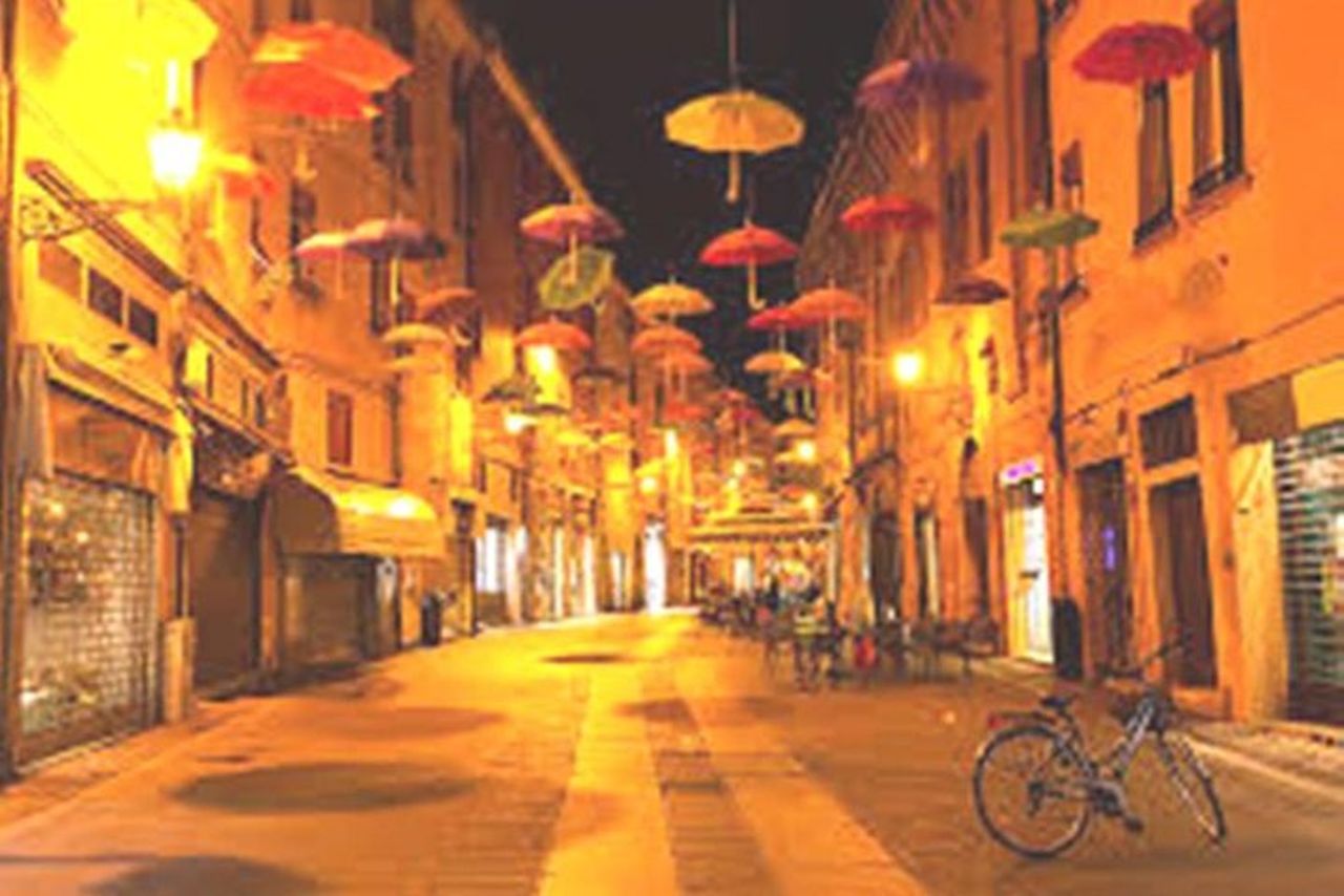 Tour privato di Ferrara dei punti salienti della città di notte — 7