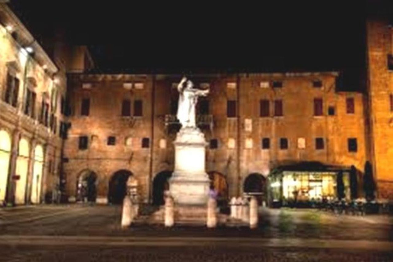 Tour privato di Ferrara dei punti salienti della città di notte — 5