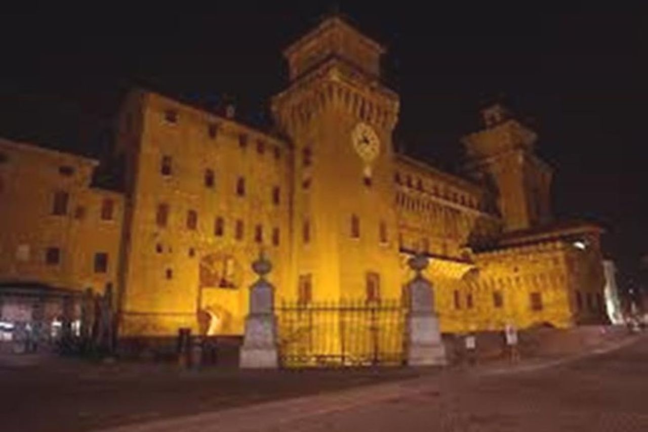 Tour privato di Ferrara dei punti salienti della città di notte — 6