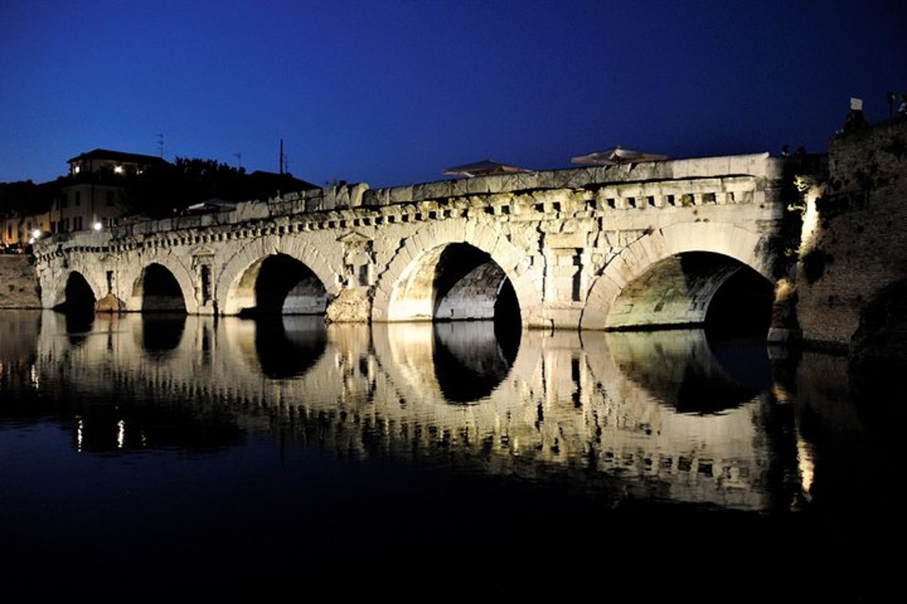 Tour privato di Rimini dei momenti salienti della città di notte — 2