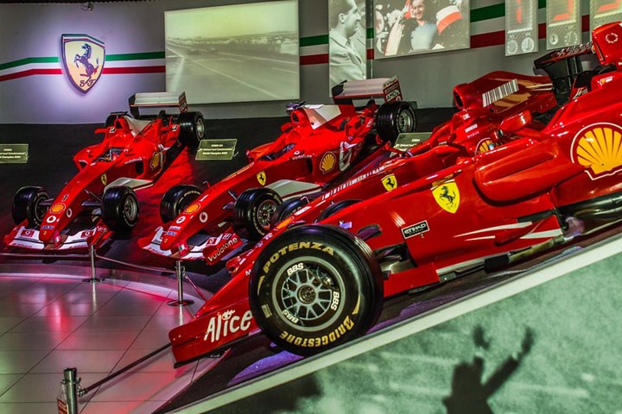Tour privato a Maranello e Bologna con ingresso al Museo Ferrari — 4