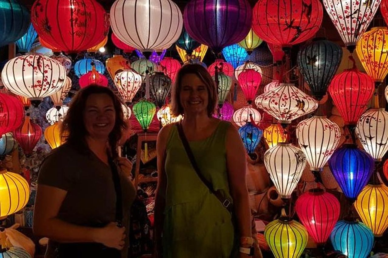 Hoi An Night Market con Hoi un tour a piedi, lanterne colorate, giro in barca — 8