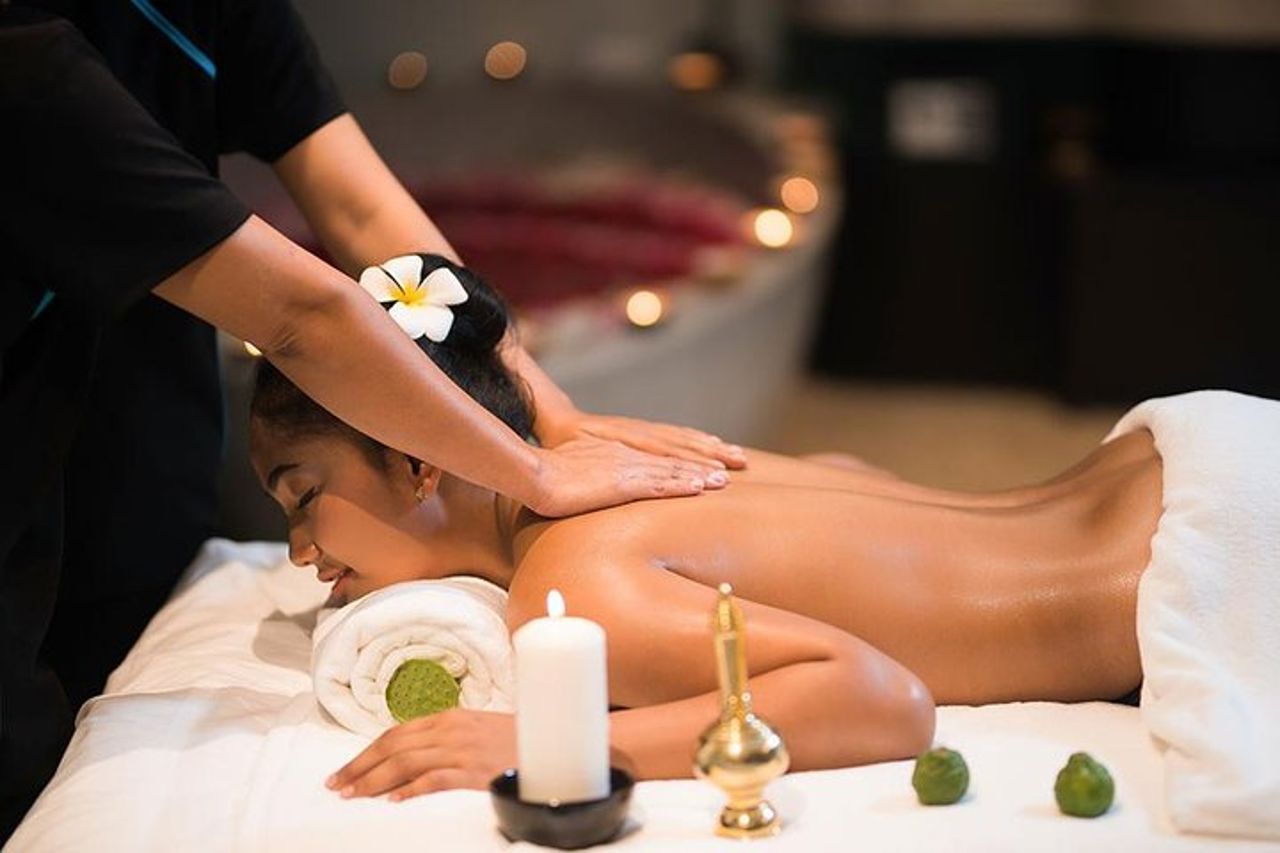 Massaggio aromaterapico, massaggi terapeutici con oli aromaterapici rilassanti.