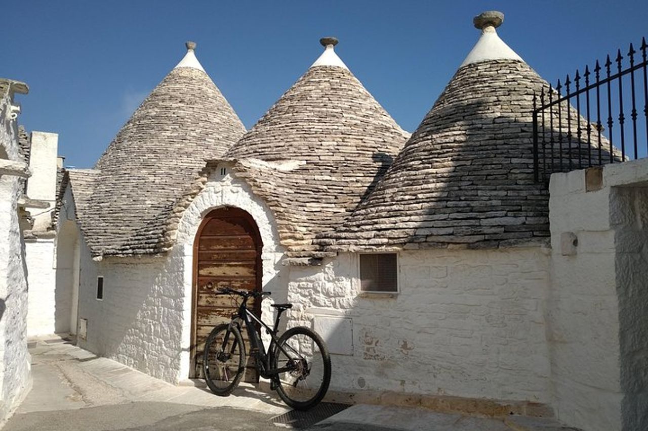 Tour in ebike: Alberobello e i vini della Valle d'Itria