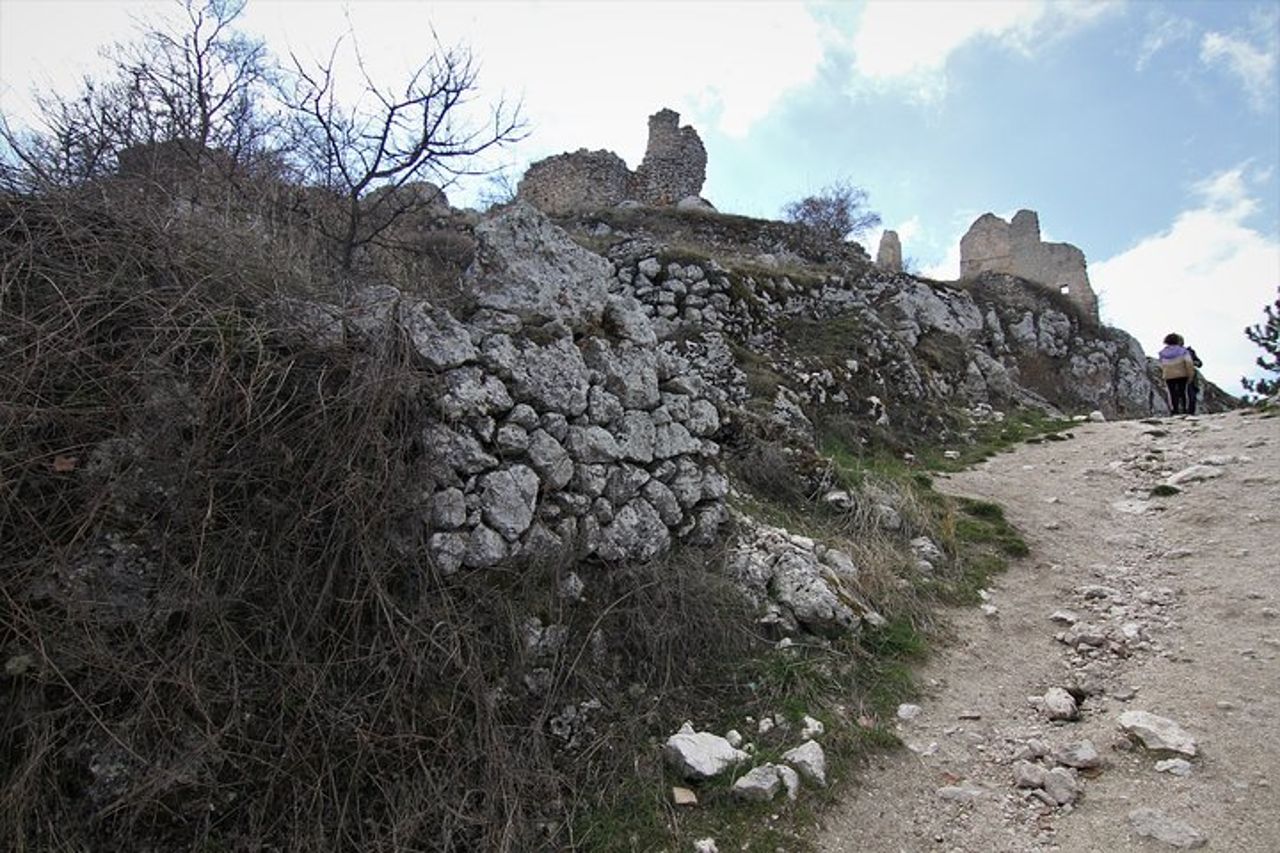 L'Abruzzo medioevale di R. Calascio con pranzo tipico abruzzese — 6