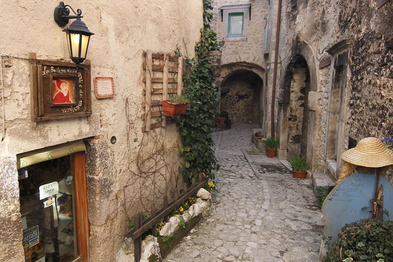 L'Abruzzo medioevale di R. Calascio con pranzo tipico abruzzese