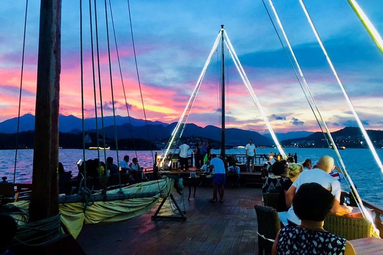 Nha Trang Sunset Cocktails and Dinner Cruise — 7