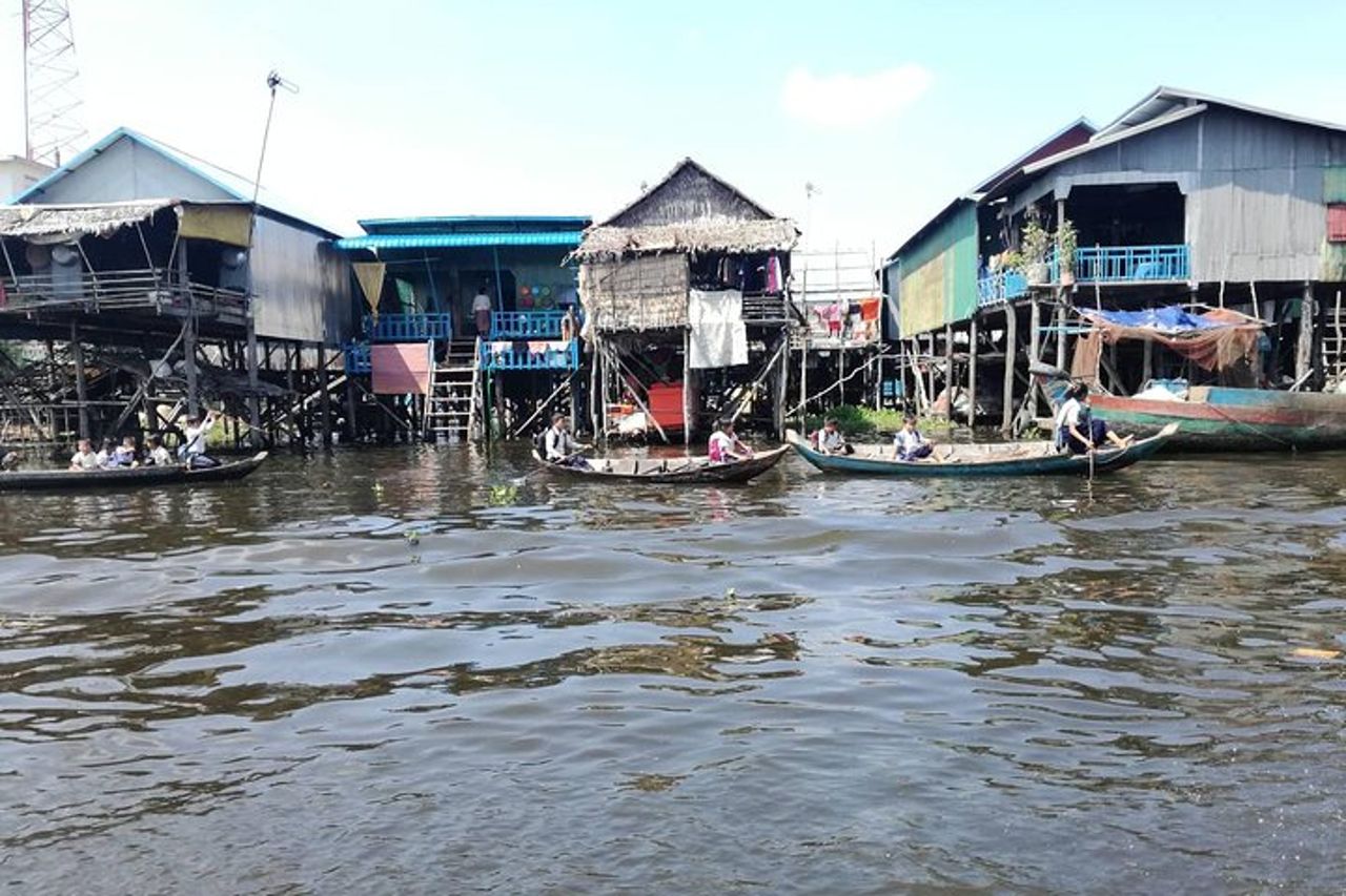 Villaggio galleggiante di Kompong Kleang sul lago Tonle Sap — 2