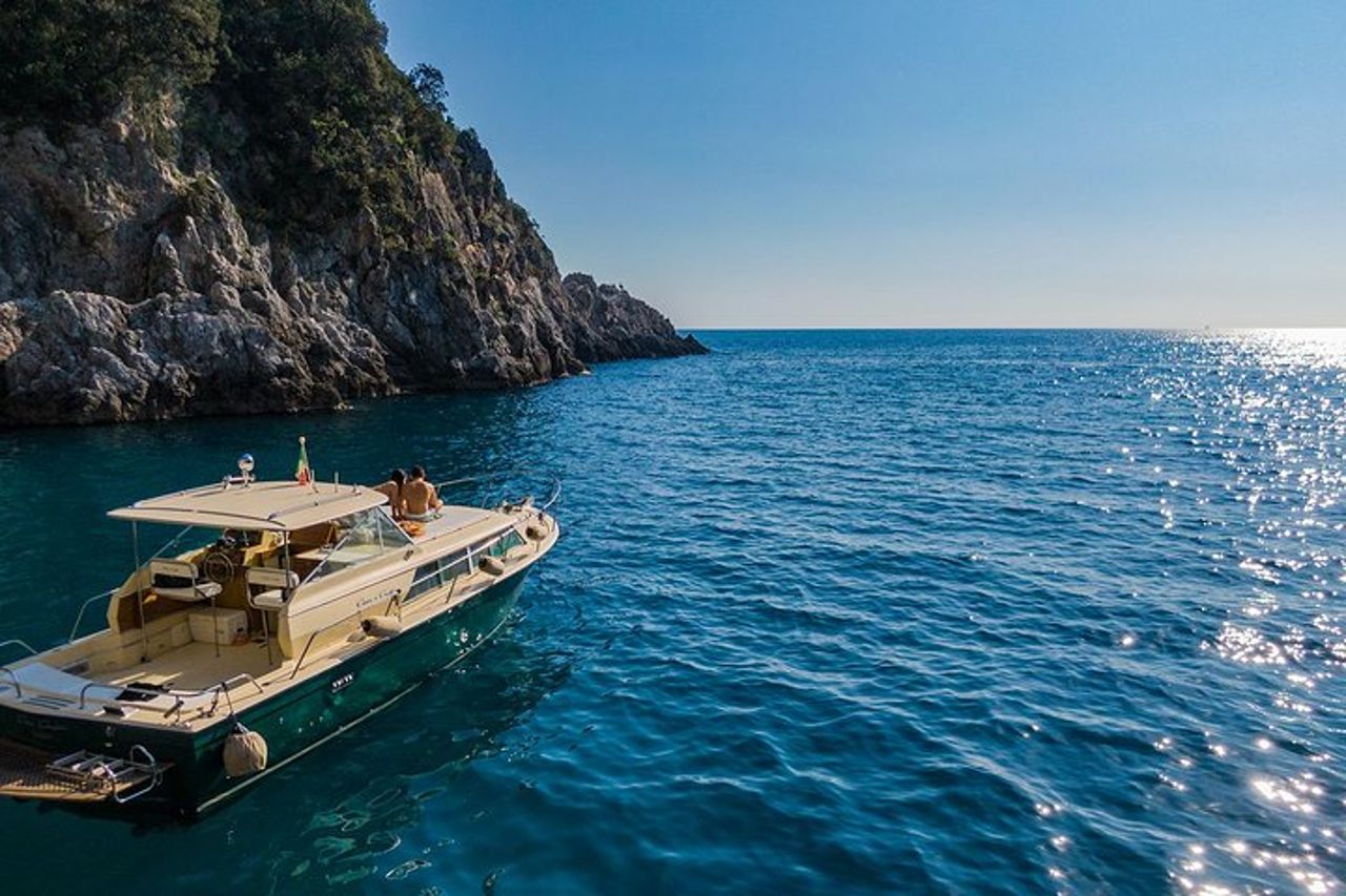 Tour privato in barca lungo la Costiera Amalfitana o Capri da Salerno — 6