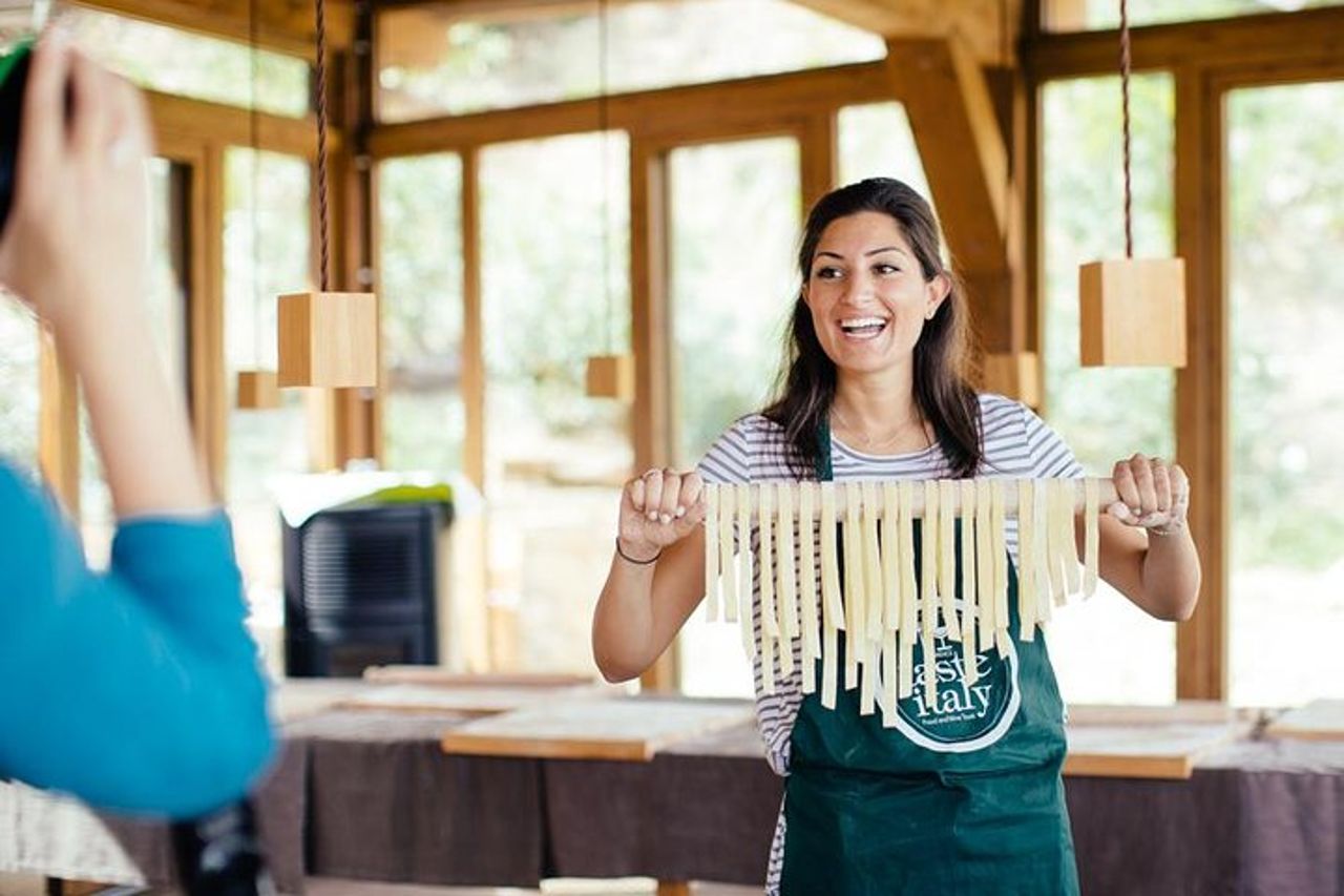 Lezione di cucina e pranzo in un casolare toscano con tour del mercato locale da Firenze