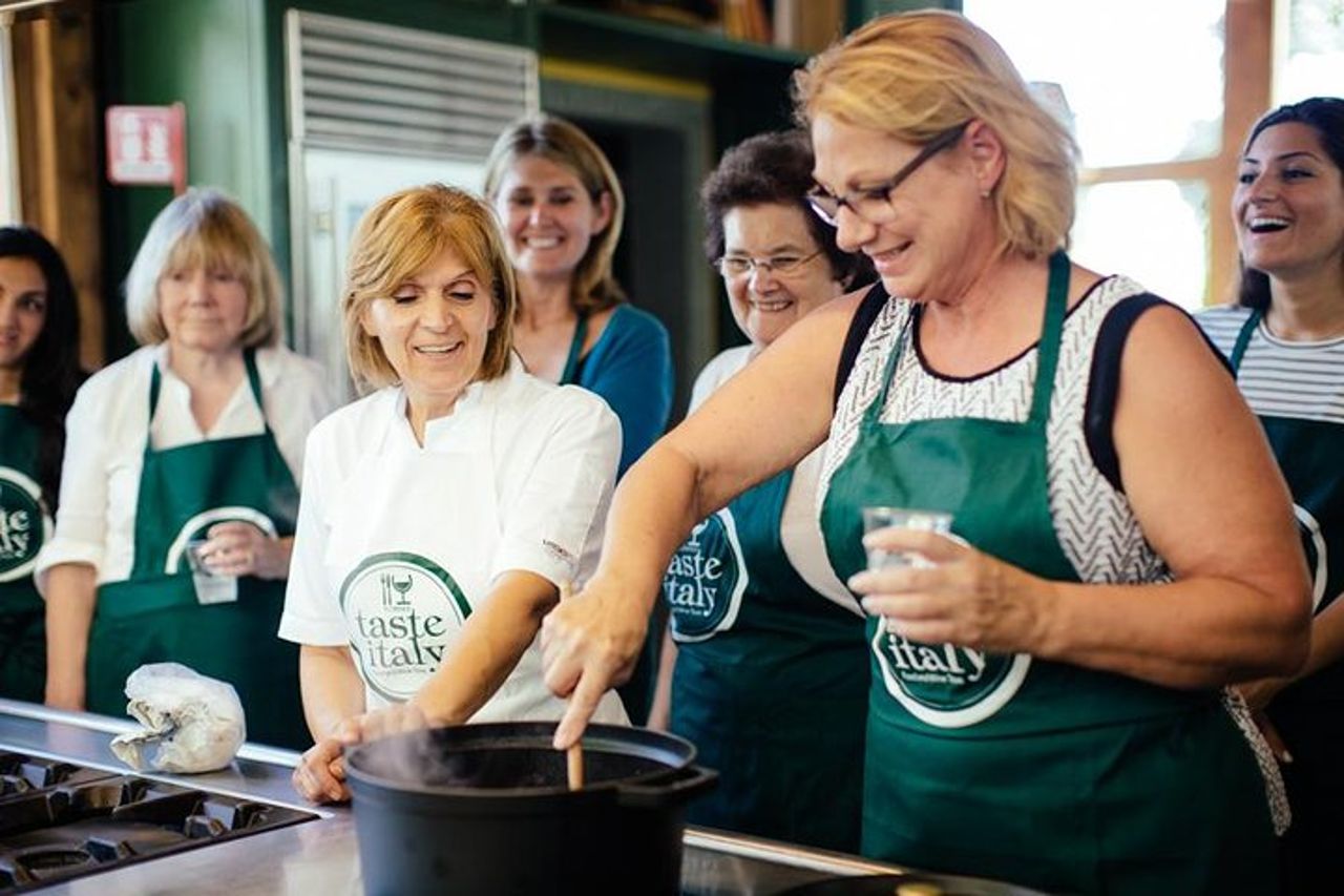 Lezione di cucina e pranzo in un casolare toscano con tour del mercato locale da Firenze — 6