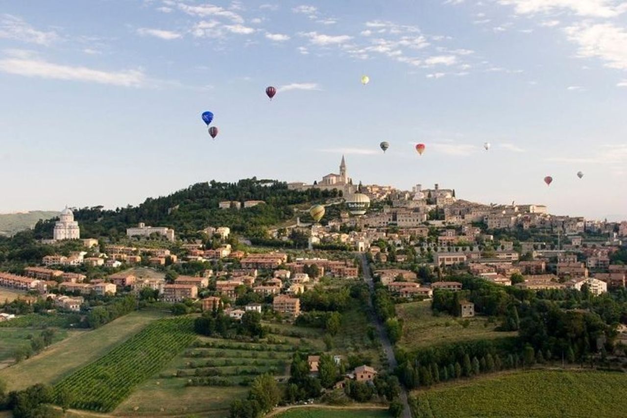 Gita di un giorno: tour privato di Todi e Montefalco + pranzo + tour del vino con degustazione — 2