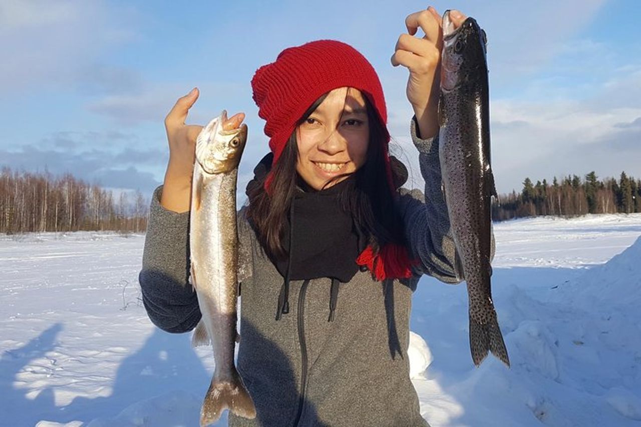Spedizione di pesca sul ghiaccio a Fairbanks in una cabina riscaldata con grigliata di pesce — 3