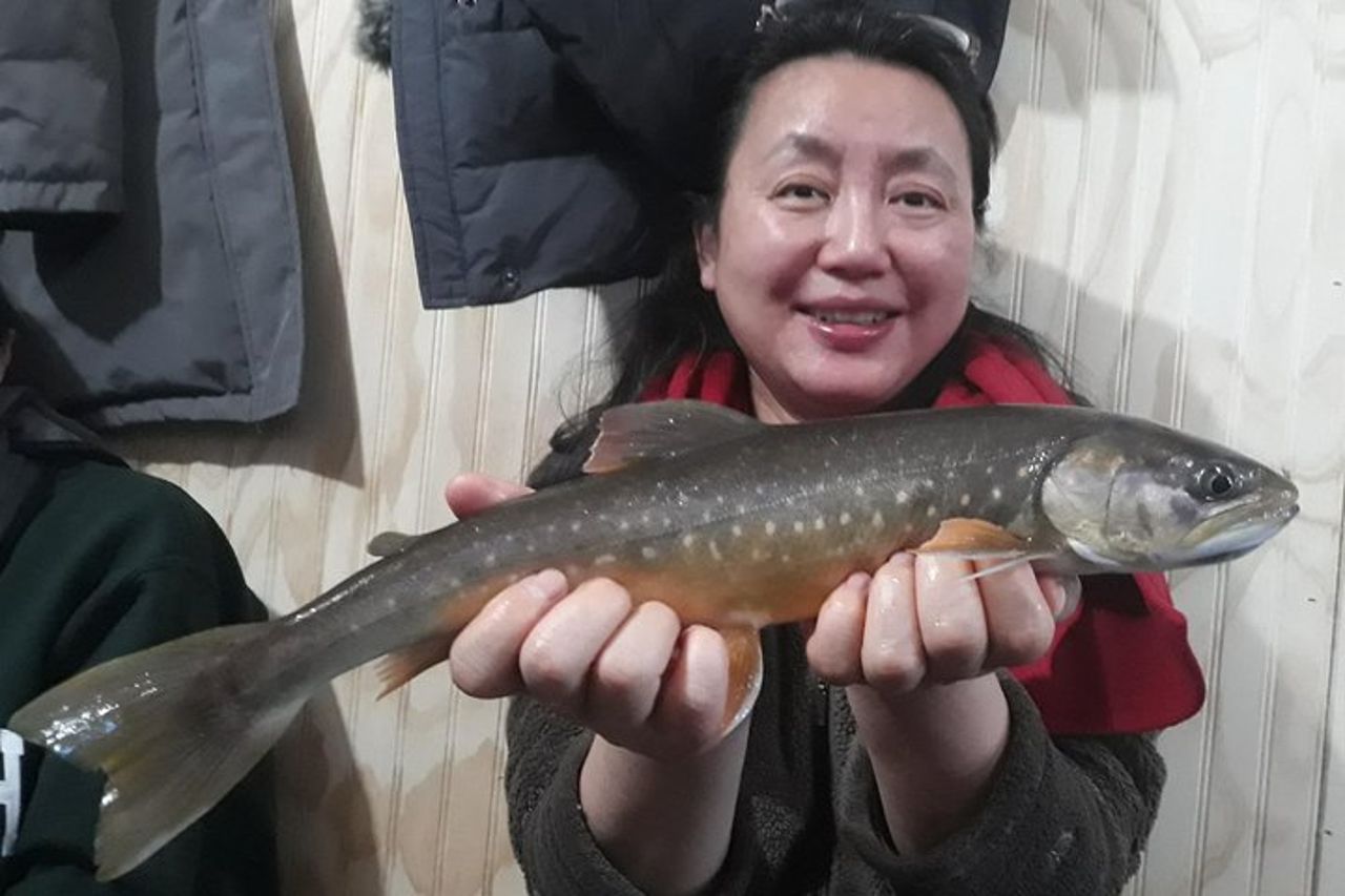 Spedizione di pesca sul ghiaccio a Fairbanks in una cabina riscaldata con grigliata di pesce — 4