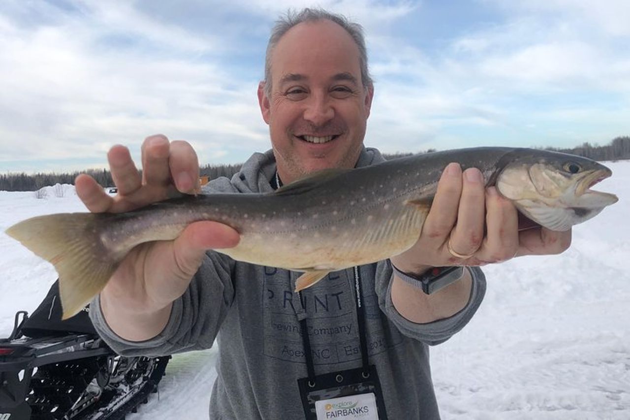 Spedizione di pesca sul ghiaccio a Fairbanks in una cabina riscaldata con grigliata di pesce — 5