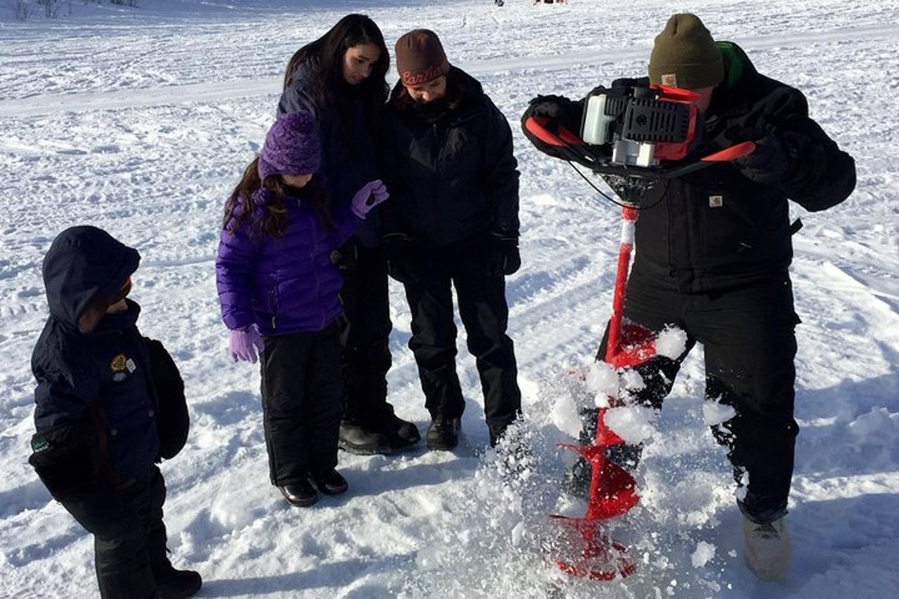 Spedizione di pesca sul ghiaccio a Fairbanks in una cabina riscaldata con grigliata di pesce — 6