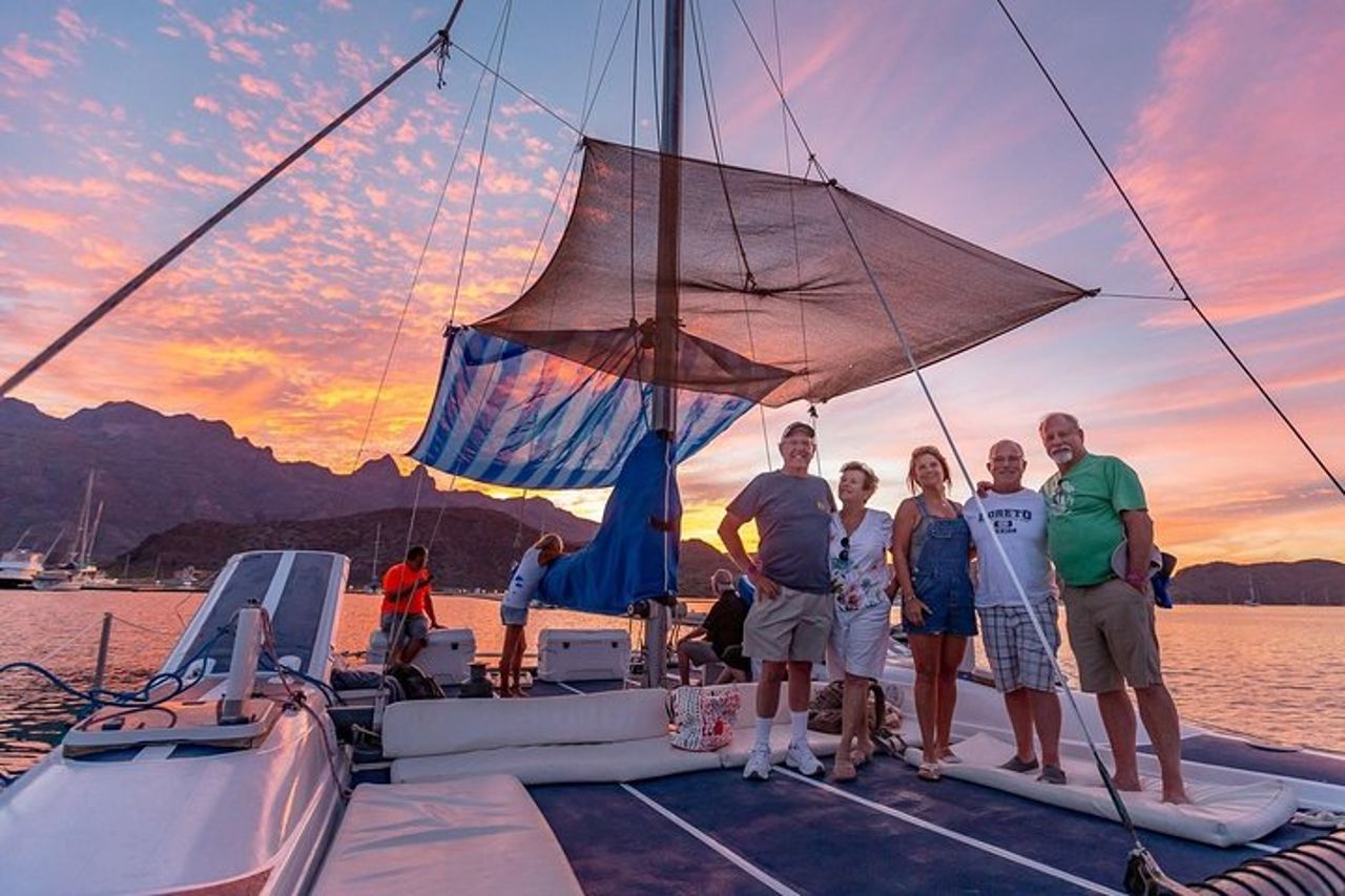Aperitivi al tramonto e crociera in catamarano open bar